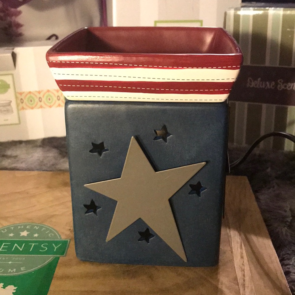 Liberty - Retired Scentsy Lamp